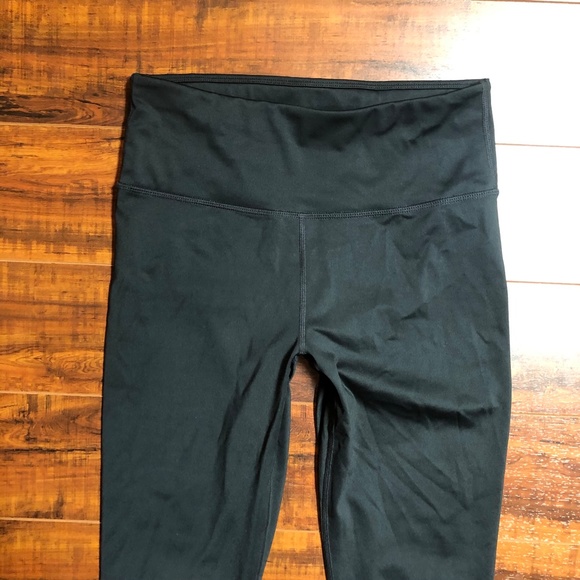 Fabletics LIKE NEW Black Cropped Workout Gym Outting Leggings Women's XS/S - Picture 5 of 8